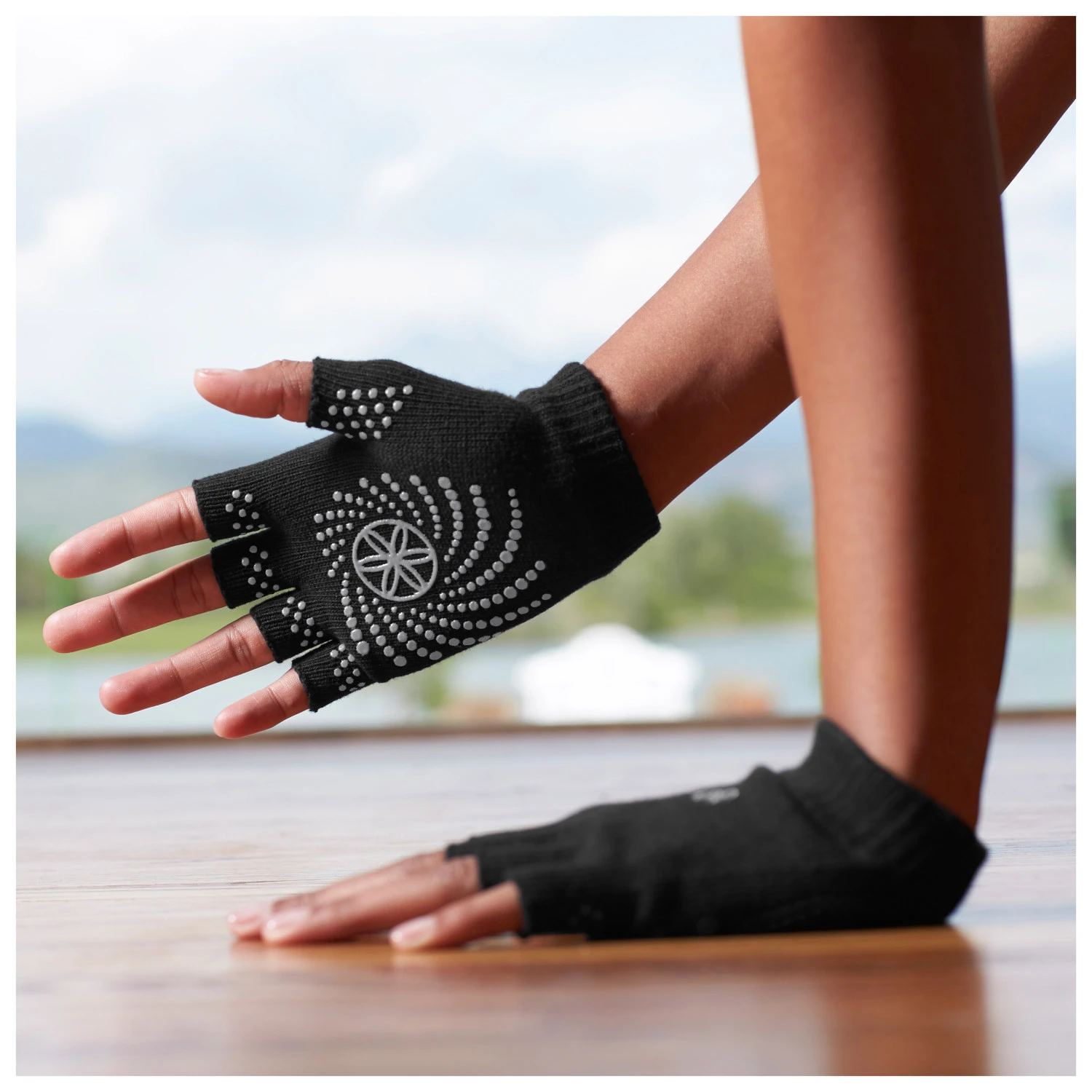 Gaiam Women's Grippy Yoga Gloves - Sonstiges Yogazubehör 2 Gaiam Women's Grippy Yoga Gloves - Sonstiges Yogazubehör – Bild 2